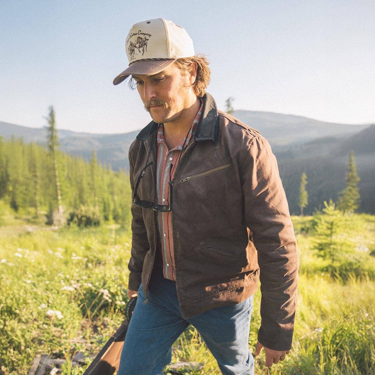 Person wearing Los Rios Canvas Snapback Cream/black Hat, Mountain valley with coniferous forest under clear sky - Slowride