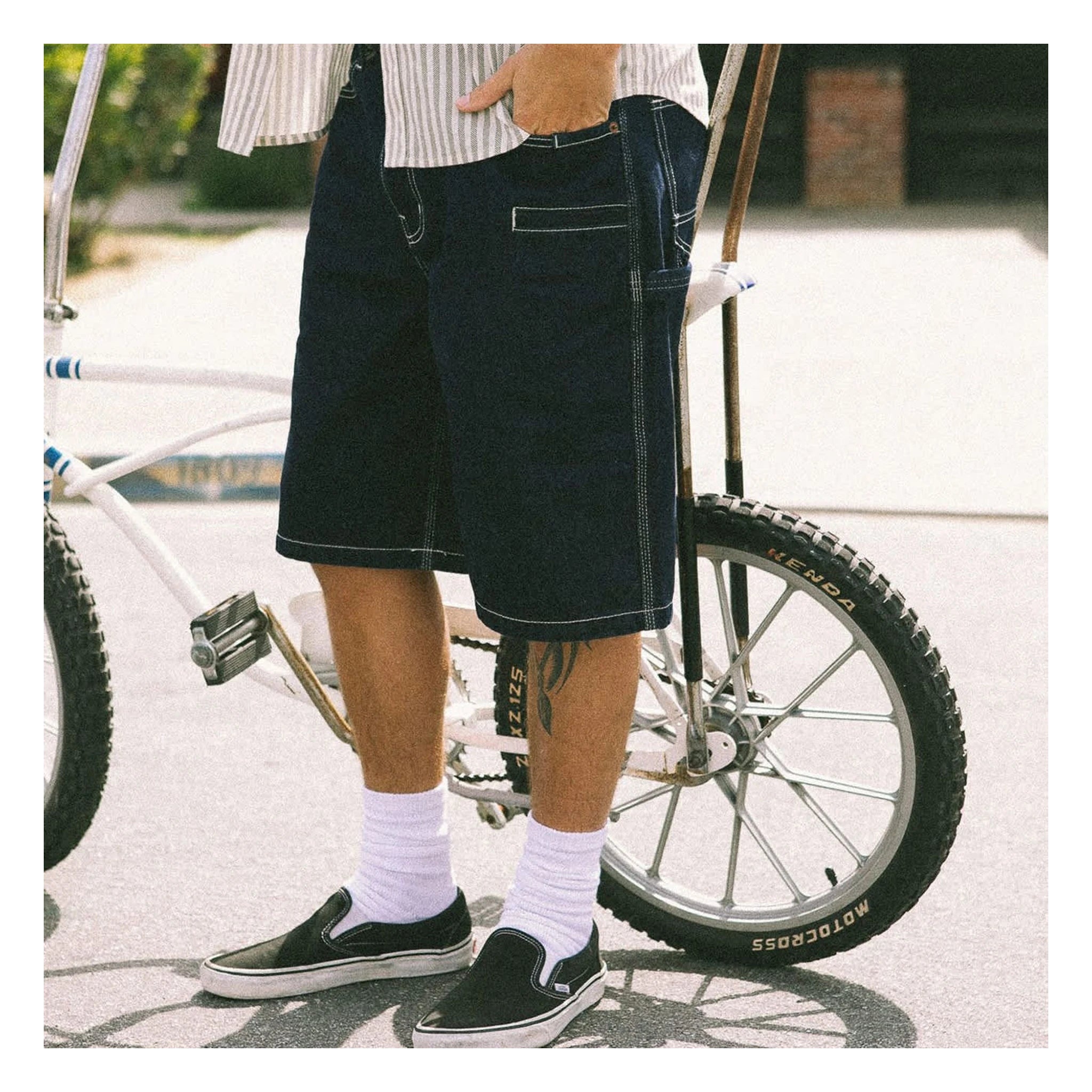 Back of Builders Carpenter Baggy Short Rinse Denim Shorts Shorts, Blank back with white contrast stitching detail along